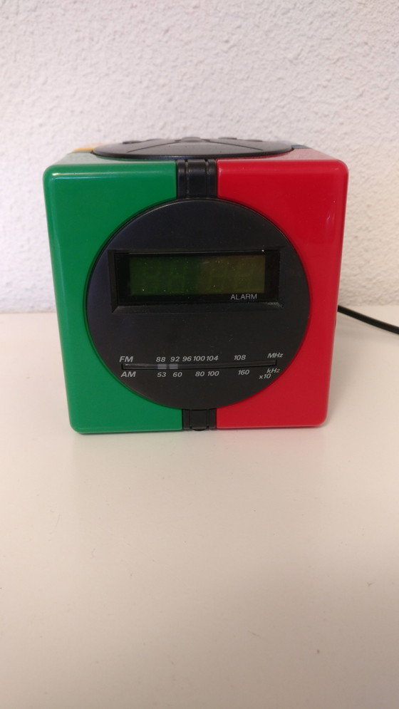 Image 1 of Vintage cube alarm clock radio