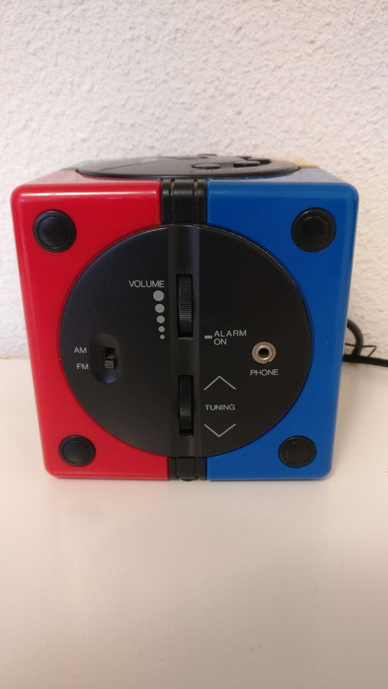 Image 1 of Radio-réveil cube vintage