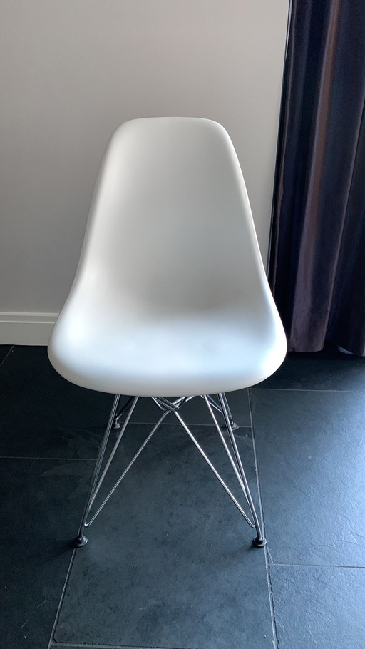 2 chaises Vitra Eames blanches