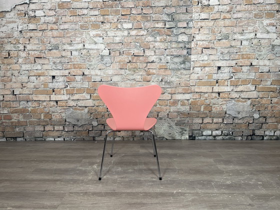 Image 1 of Fritz Hansen Butterfly bright pink - chair