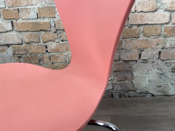 Image 1 of Fritz Hansen Butterfly bright pink - chair