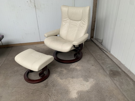 Image 1 of Stressless armchair + ottoman