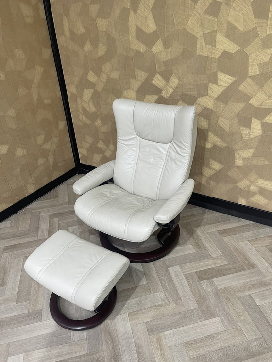 Image 1 of Stressless armchair + ottoman