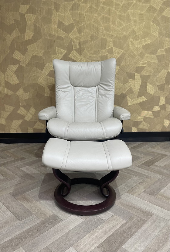 Image 1 of Stressless armchair + ottoman