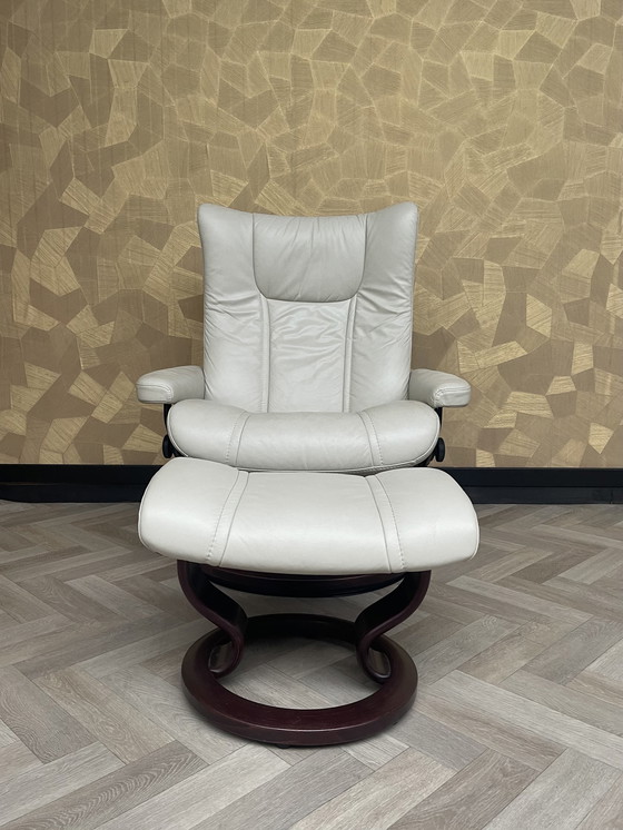 Image 1 of Stressless armchair + ottoman