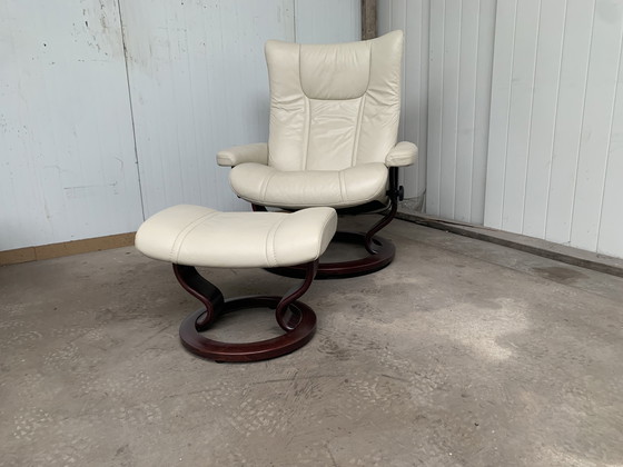 Image 1 of Stressless armchair + ottoman