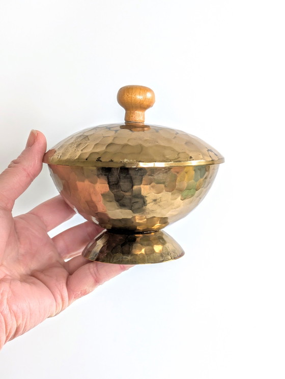 Image 1 of Scatola vintage con coperchio e piedistallo | Ottone martellato e legno