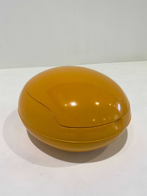 Clone della sedia a uovo di Peter Ghyczy