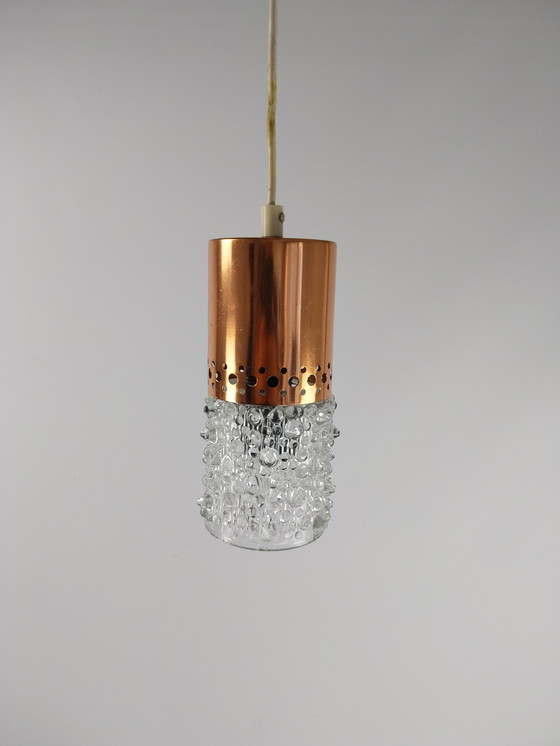 Image 1 of Ensemble de 2 lampes suspendues brutalistes en cuivre et verre