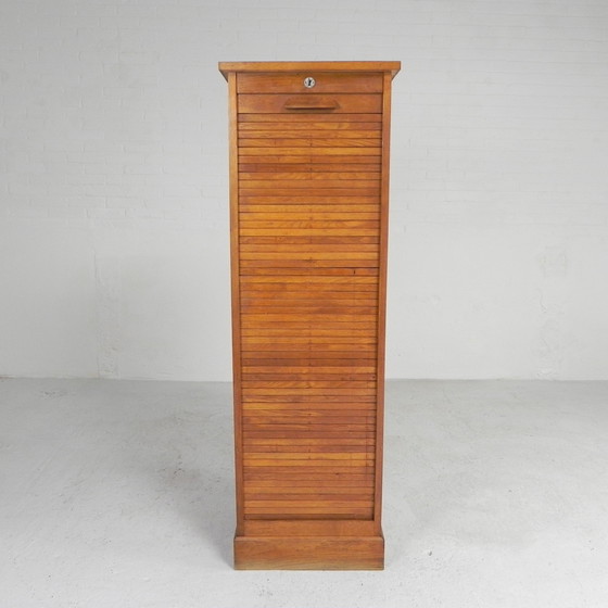 Image 1 of Armoire à volets roulants en chêne avec 1 volet, 151 cm de haut, années 1950