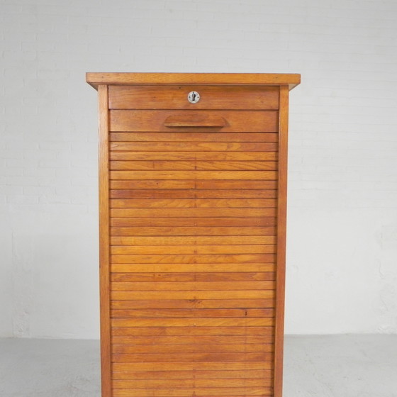 Image 1 of Armoire à volets roulants en chêne avec 1 volet, 151 cm de haut, années 1950