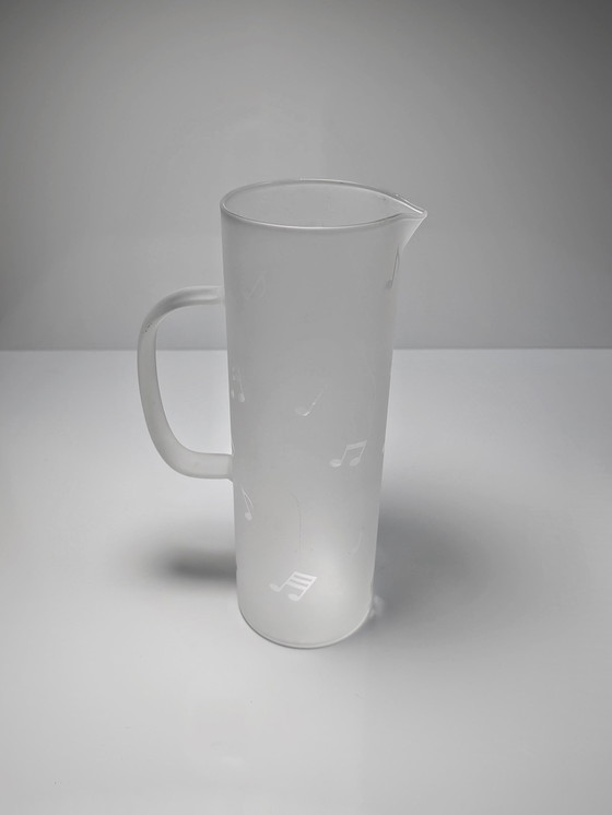 Image 1 of Caraffa in vetro con note musicali, anni '80 e '90, vintage, brocca per acqua e succo, revival Art Déco, vetro satinato 