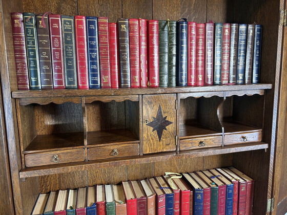 Image 1 of  Libreria vintage in rovere massello Brocante, 1880, scomparti nascosti e interni attrezzati