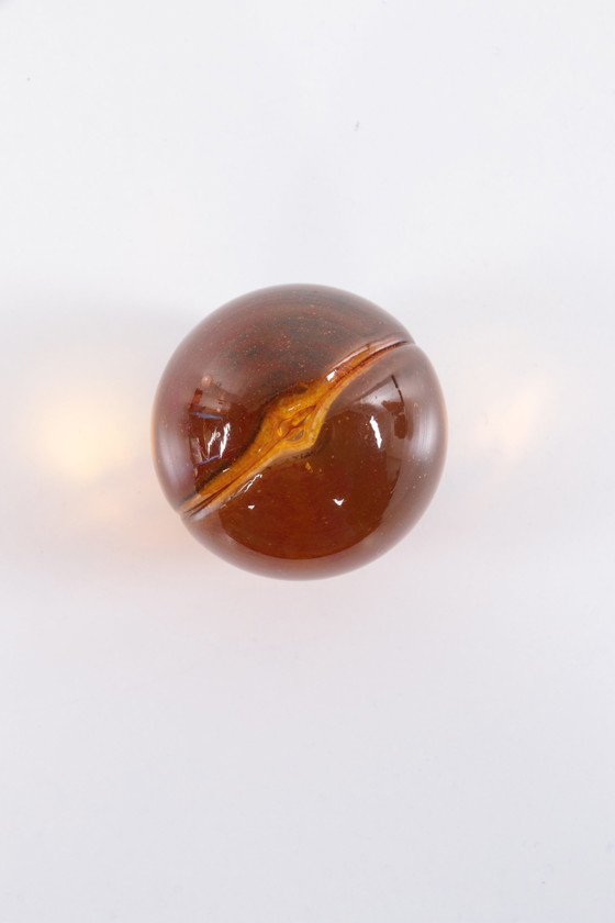 Image 1 of Presse-papier en verre boule pêche orange