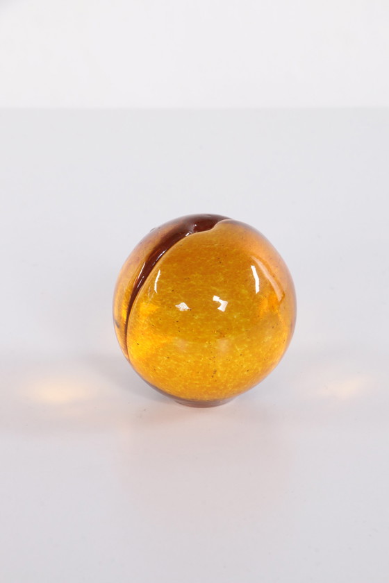 Image 1 of Presse-papier en verre boule pêche orange