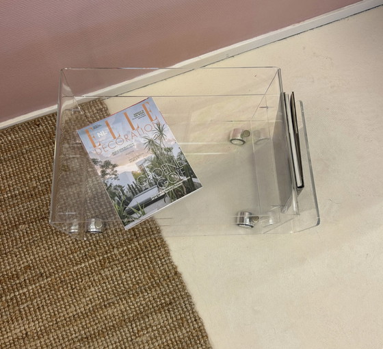 Image 1 of Table d'appoint vintage en plexiglas sur roulettes