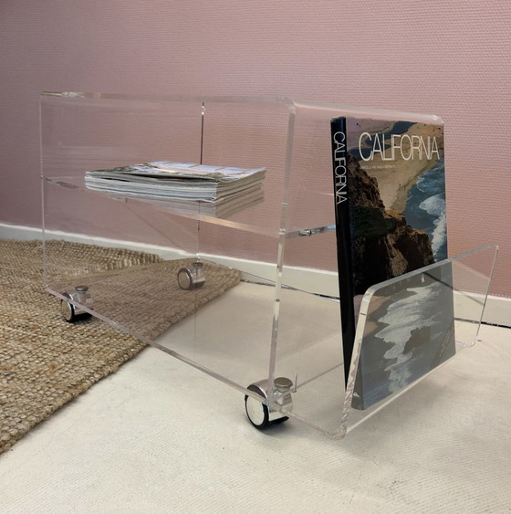 Image 1 of Table d'appoint vintage en plexiglas sur roulettes