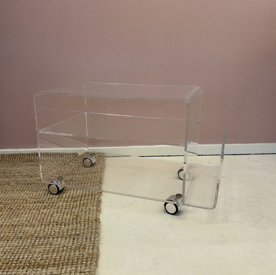 Image 1 of Table d'appoint vintage en plexiglas sur roulettes