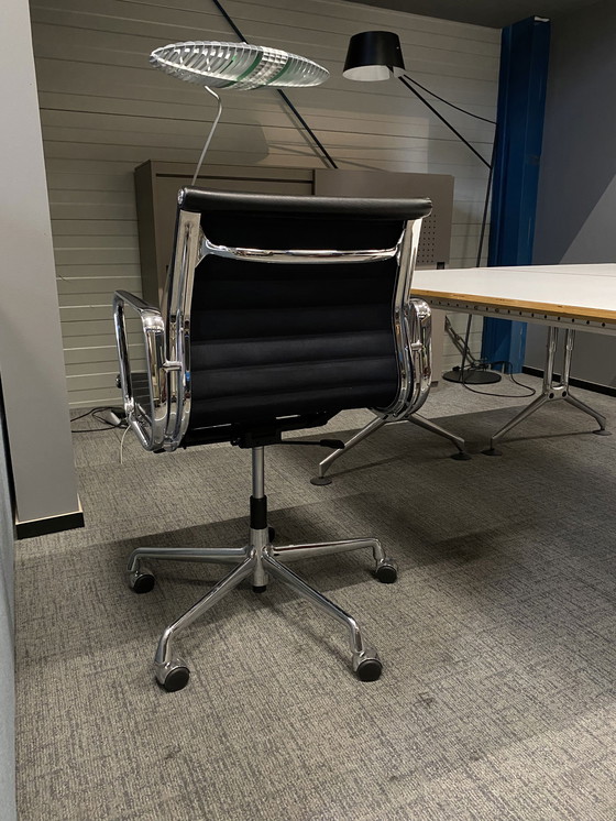 Image 1 of Vitra EA 118 office chair