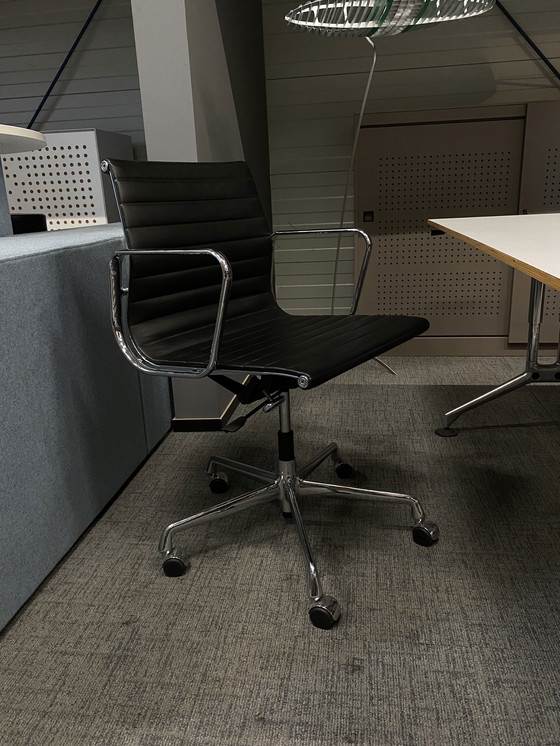 Image 1 of Vitra EA 118 office chair