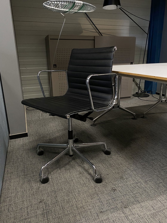 Image 1 of Vitra EA 118 office chair