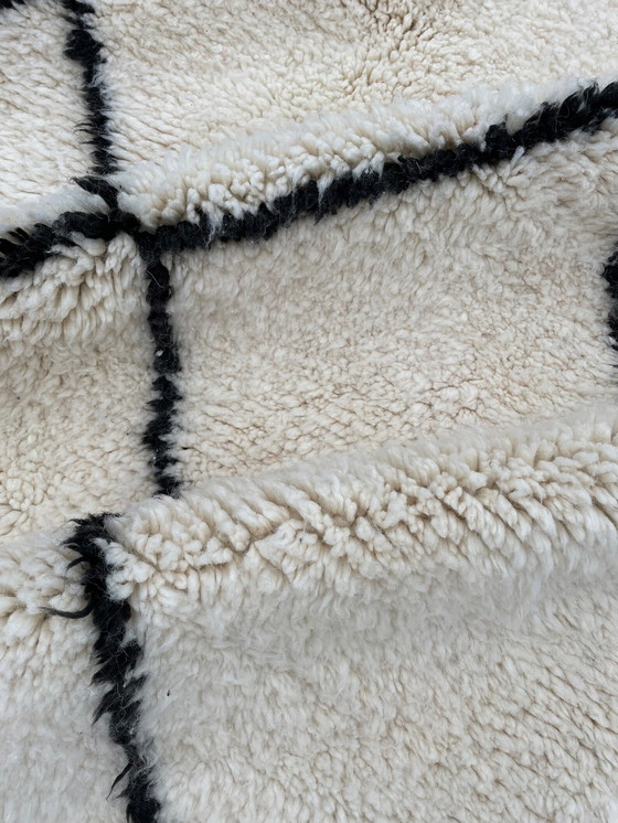 Image 1 of Tapis marocain moderne traditionnel Beni Ouarain blanc