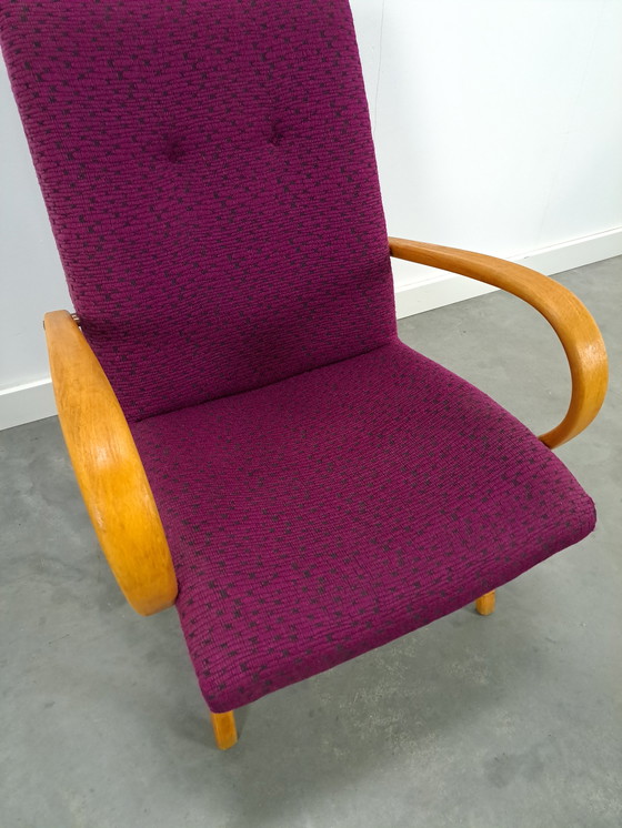 Image 1 of Fauteuil violet avec accoudoirs en bois