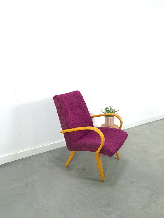 Image 1 of Fauteuil violet avec accoudoirs en bois