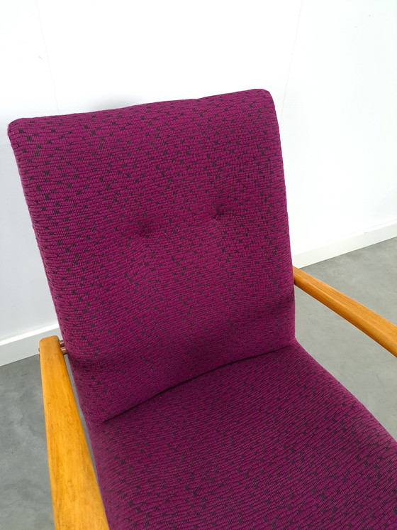 Image 1 of Fauteuil violet avec accoudoirs en bois