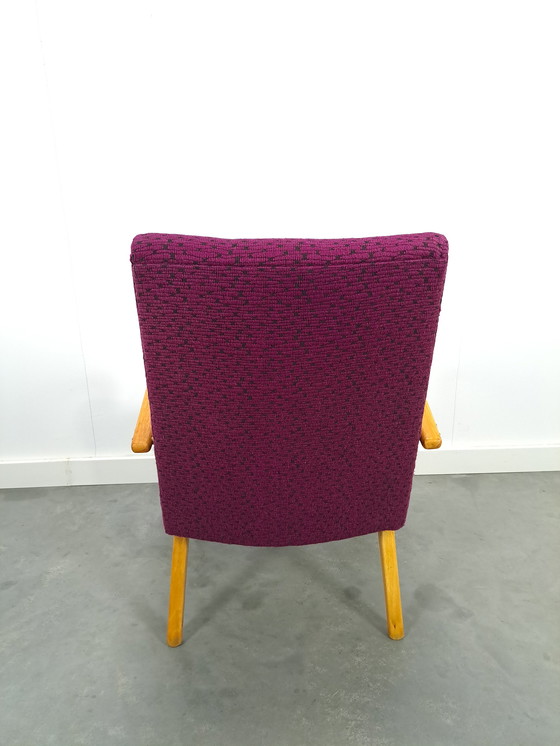 Image 1 of Fauteuil violet avec accoudoirs en bois