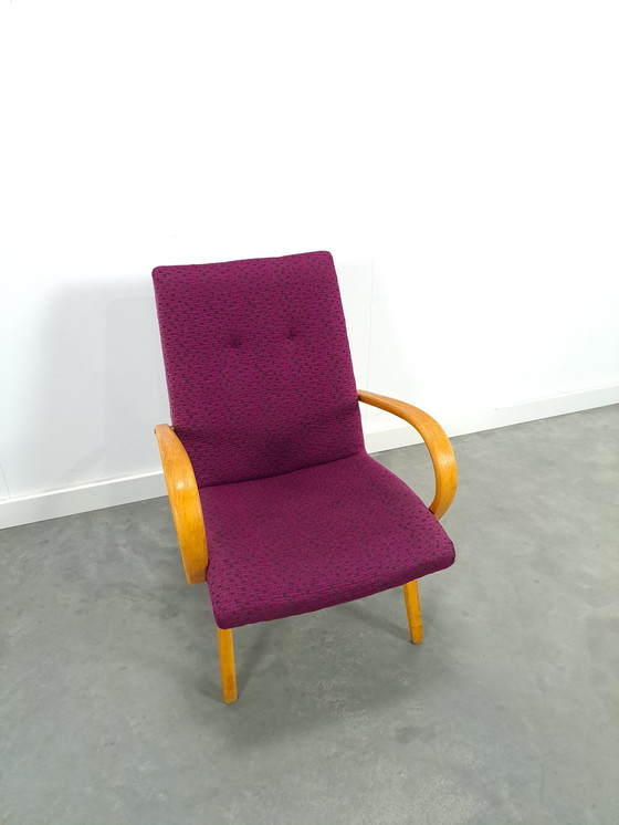 Image 1 of Fauteuil violet avec accoudoirs en bois