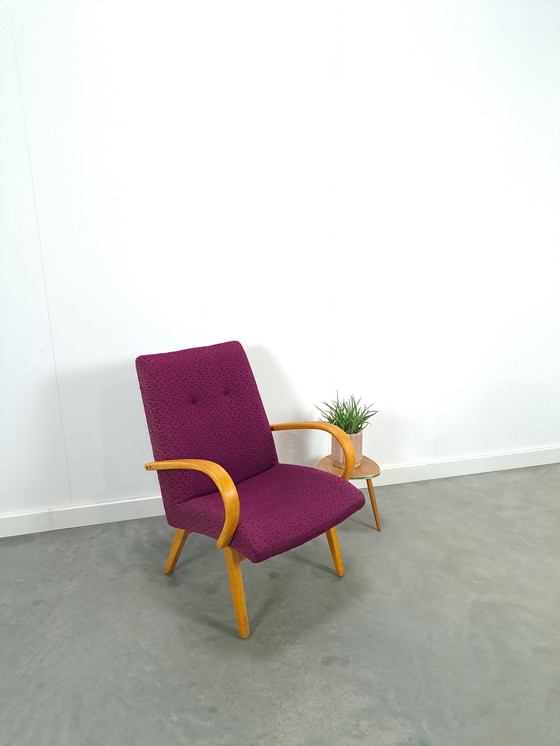 Image 1 of Fauteuil violet avec accoudoirs en bois