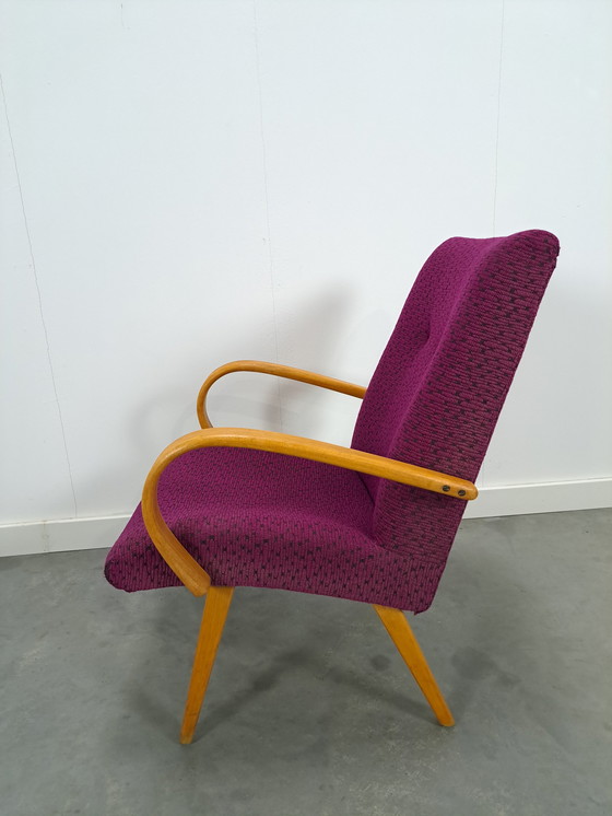 Image 1 of Fauteuil violet avec accoudoirs en bois