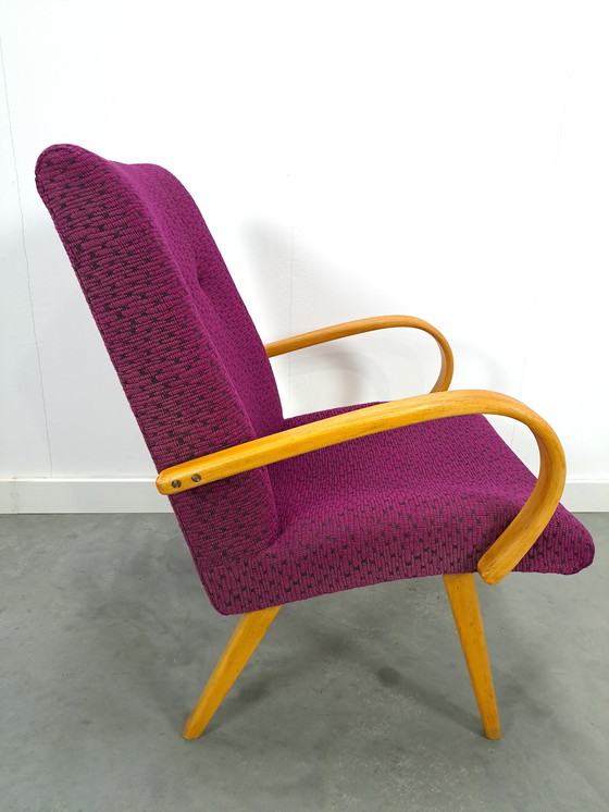 Image 1 of Fauteuil violet avec accoudoirs en bois