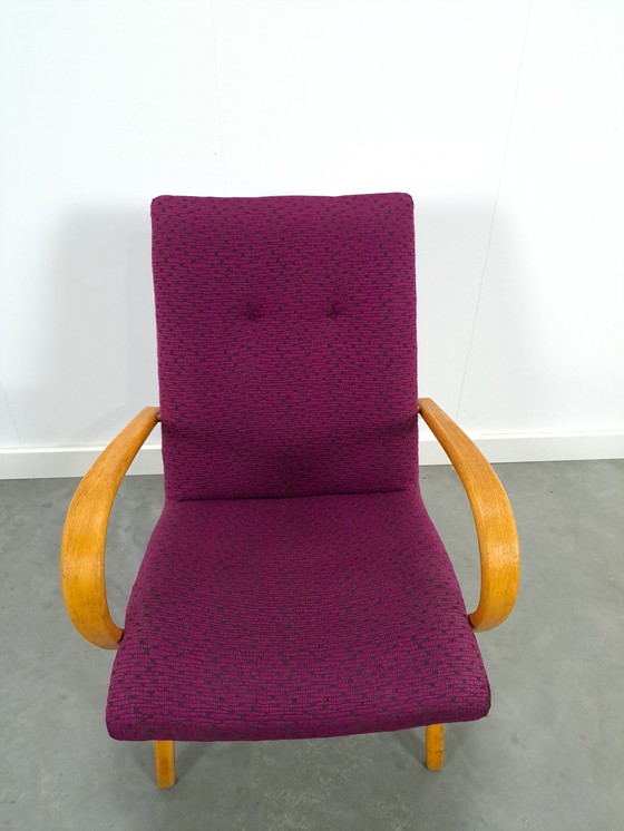 Image 1 of Fauteuil violet avec accoudoirs en bois