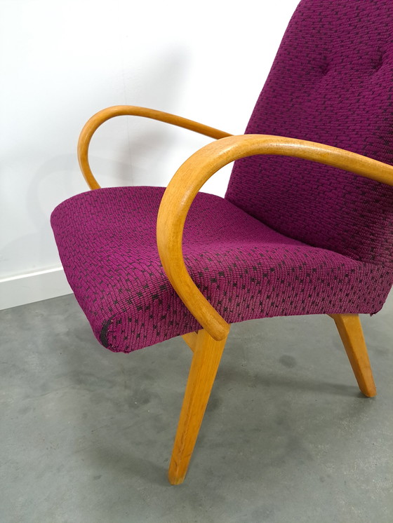 Image 1 of Fauteuil violet avec accoudoirs en bois