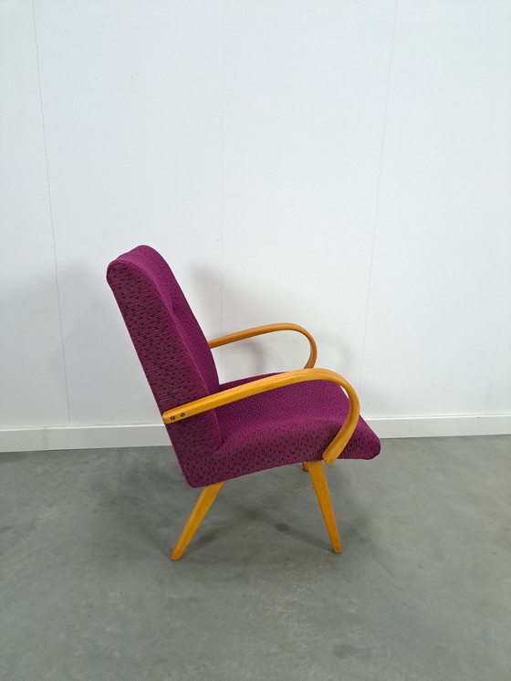 Image 1 of Fauteuil violet avec accoudoirs en bois