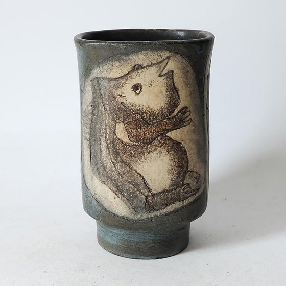 Image 1 of Klaas de Boer, vase en poterie décoré d'animaux fantastiques.