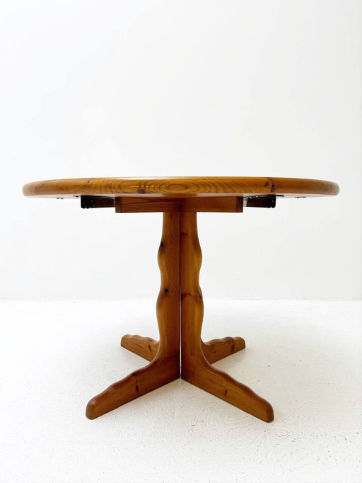 Extendable round table made of pine wood