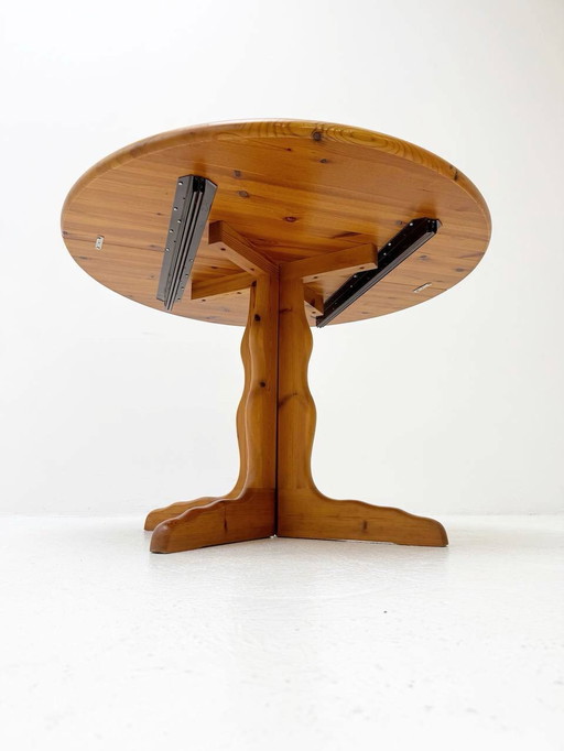 Extendable round table made of pine wood