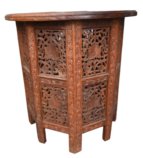 Image 1 of Tavolino laterale in legno massello intagliato d&#39;epoca