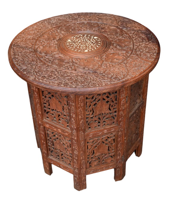 Image 1 of Table d'appoint vintage en bois dur sculpté