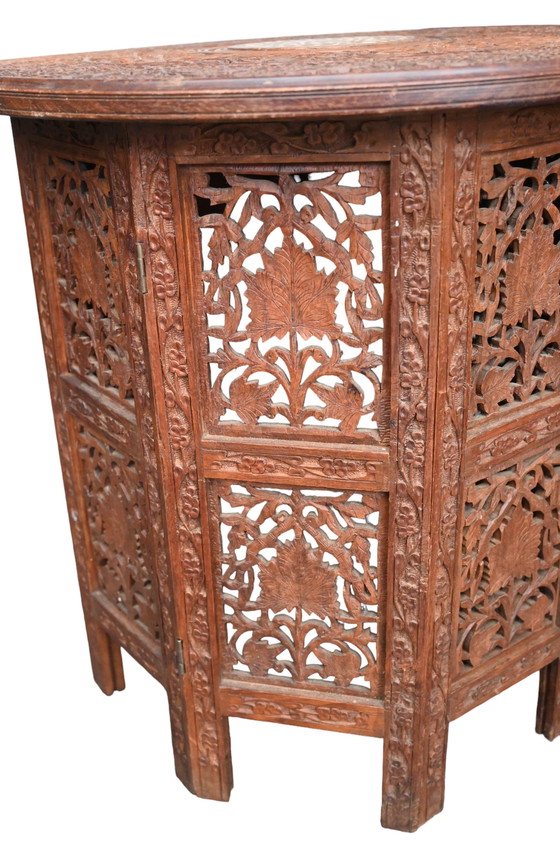 Image 1 of Table d'appoint vintage en bois dur sculpté