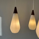 Lampada a sospensione di metà secolo in vetro opalino e teak, 3 bracci