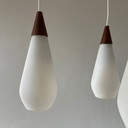 Lampada a sospensione di metà secolo in vetro opalino e teak, 3 bracci