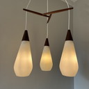 Lampada a sospensione di metà secolo in vetro opalino e teak, 3 bracci