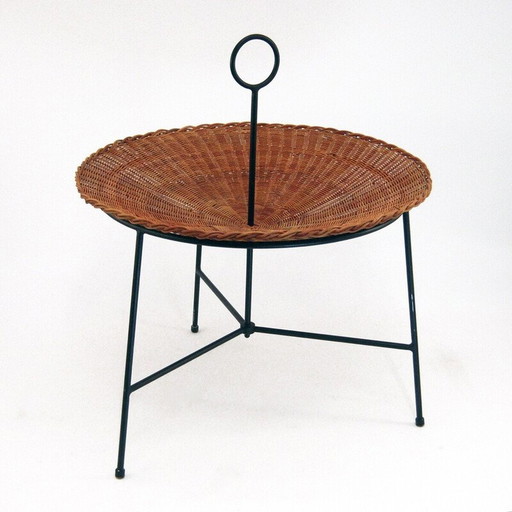 Revistero vintage de mimbre y latón lacado en negro, 1960