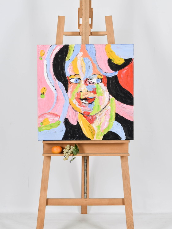 Image 1 of Une femme haute en couleur