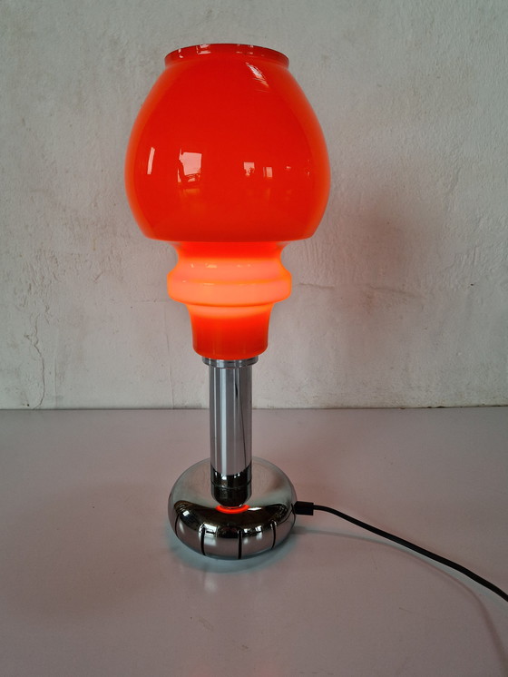 Image 1 of Lampe de table de l'ère spatiale en opaline et chrome