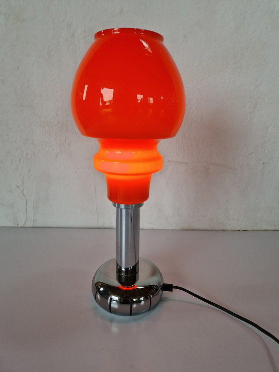 Image 1 of Lampe de table de l'ère spatiale en opaline et chrome